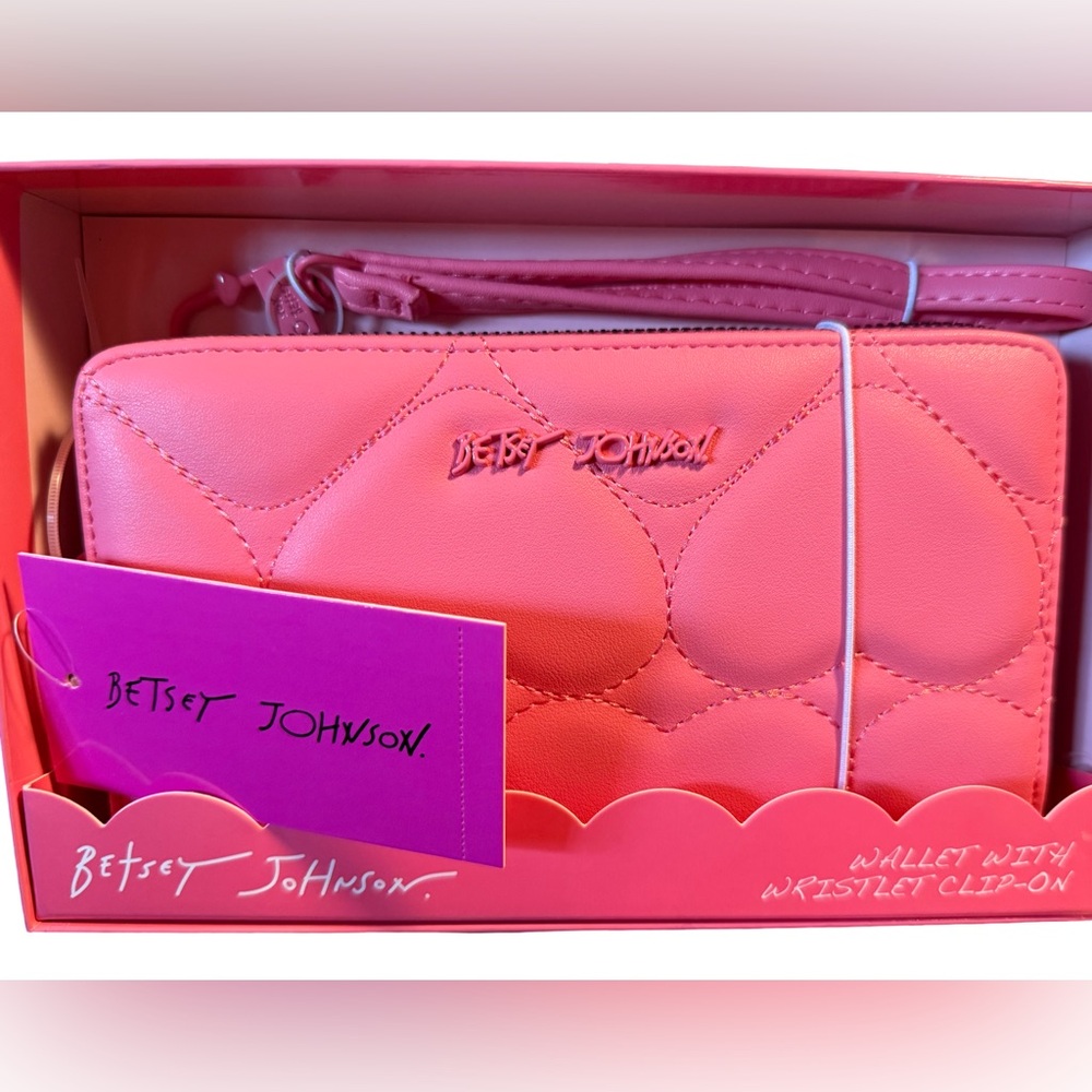 Betsey Johnson NWT Pretty Pink Quilted Heart Wallet Wristlet (P095) - Picture 2 of 9